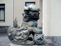 玄関脇のライオン像