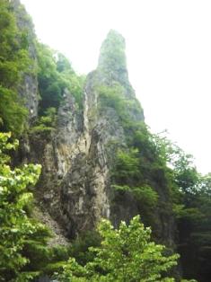 鍾乳洞付近の岩山